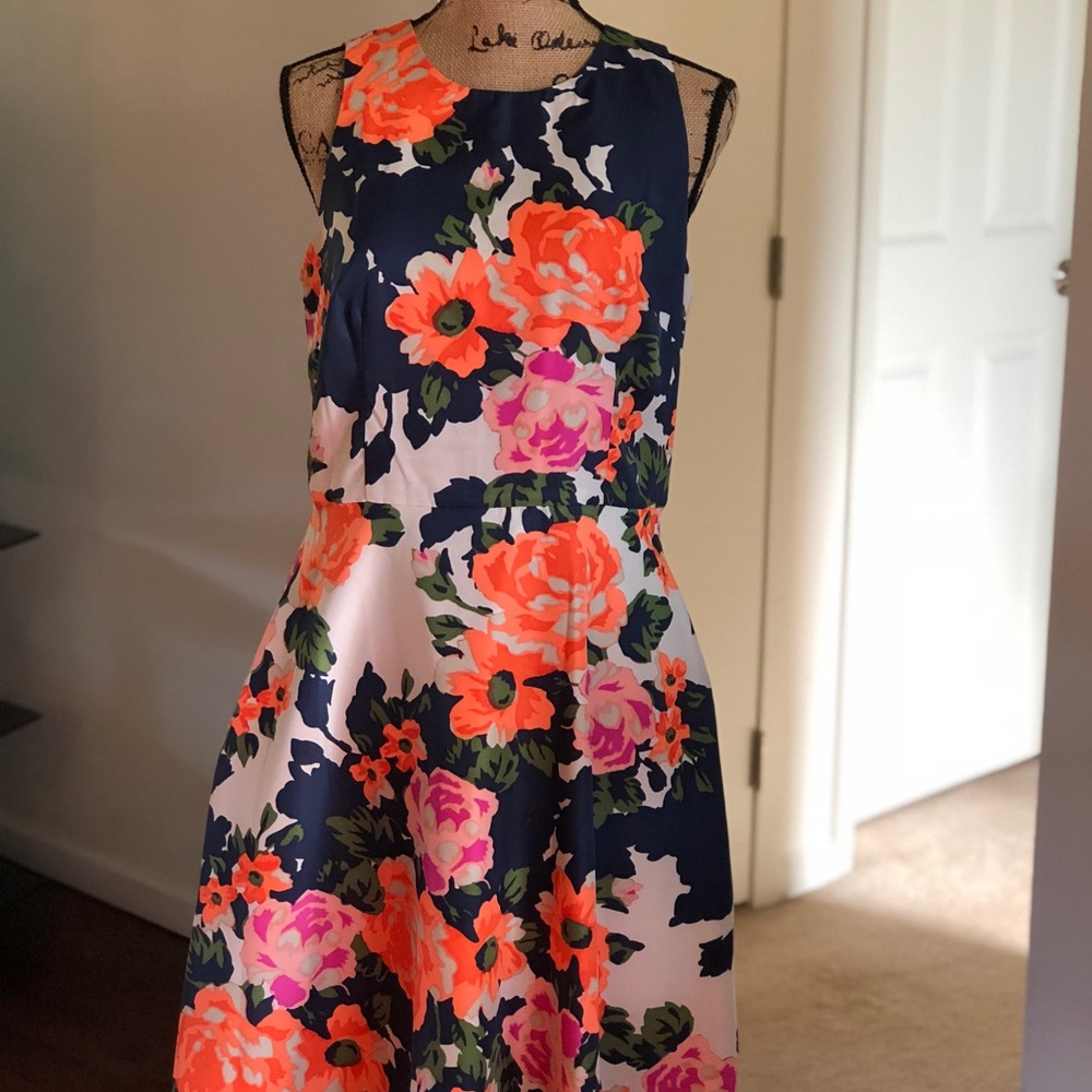 Donna Morgan size 8 lined 100% polyester.